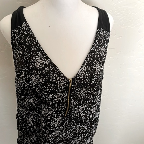 Floral partial zip front Rue 21 sleeveless blouse - Picture 2 of 4